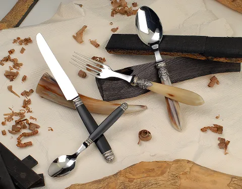 « Couverts croisés sur table »