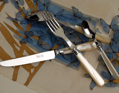 « Couverts croisés sur table »