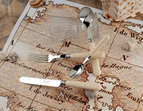 « Couverts croisés sur table »