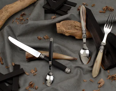 « Couverts croisés sur table »